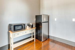 una cucina con frigorifero e un tavolo con forno a microonde di Historic Downtown Location Marshall Studio Escape a Marshall Altre 16 foto