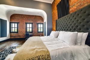 una camera da letto con un letto grande e un muro di mattoni di Historic Downtown Location Marshall Studio Escape a Marshall