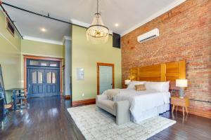 Imagen de la galería de Studio with Private Balcony in Downtown Marshall!, en Marshall