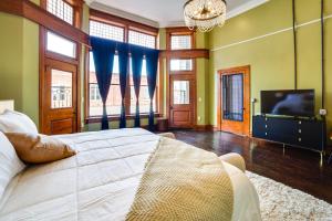 Imagen de la galería de Studio with Private Balcony in Downtown Marshall!, en Marshall