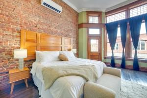 Imagen de la galería de Studio with Private Balcony in Downtown Marshall!, en Marshall