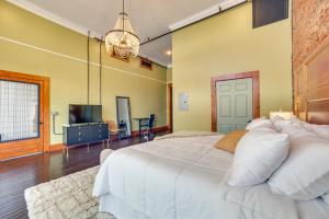 Imagen de la galería de Studio with Private Balcony in Downtown Marshall!, en Marshall 16 fotos más