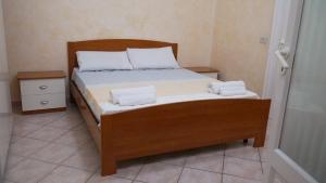 a bed with two towels on it in a room at Barbahouse in Monte SantʼAngelo