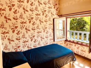 ein Schlafzimmer mit einem Bett und einem Fenster in der Unterkunft gite en pleine nature in Saint-Amand-de-Coly