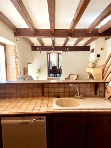 eine Küche mit einem Waschbecken und einem Spiegel in der Unterkunft gite en pleine nature in Saint-Amand-de-Coly + 18 Fotos