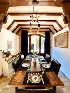 ein Esszimmer mit einem Holztisch und Stühlen in der Unterkunft gite en pleine nature in Saint-Amand-de-Coly