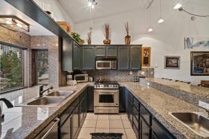 Η κουζίνα ή μικρή κουζίνα στο Mammoth Village Properties by 101 Great Escapes