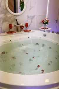 eine Badewanne mit Wasser im Bad in der Unterkunft LUXURY JACUZZI "Al Duomo di Catania" in Catania