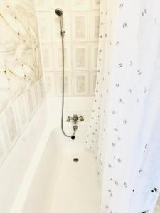 Ένα μπάνιο στο A nice private room in a shared house