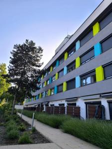 バラトンフゥルドヴァールにあるGOLDHOME Apartmanの側面に色彩豊かな四角を持つ建物