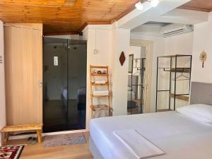 Un dormitorio con una cama y una ducha de cristal. en My Home Hotel Room, en Tirana 4 fotos más