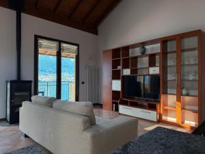 Μια τηλεόραση ή/και κέντρο ψυχαγωγίας στο casa Venere - lake view terrace