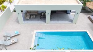 een bovenaanzicht van een huis met een zwembad bij Villa Kura Cura - 5 Minutes From Mambo Beach in Willemstad