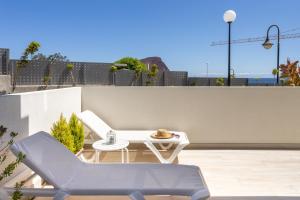 Balkon lub taras w obiekcie A beautiful apartment with a beach view - La Tejita - El Medano