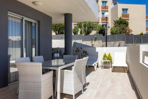 Balkon lub taras w obiekcie A beautiful apartment with a beach view - La Tejita - El Medano