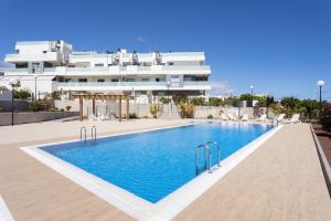 basen przed budynkiem w obiekcie A beautiful apartment with a beach view - La Tejita - El Medano w mieście El Médano