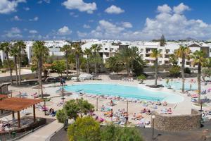 Vista de la piscina de Los Zocos Impressive Lanzarote o d'una piscina que hi ha a prop