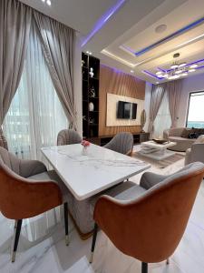 TV a/nebo společenská místnost v ubytování Nimbus Nook Apartments, GRA Ikeja, Lagos