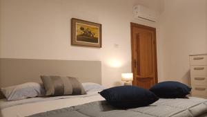 Un dormitorio con una cama con dos almohadas encima. en Stefania Exclusive Penthouse with Pool and Private Garden, en Castelsardo 63 fotos más