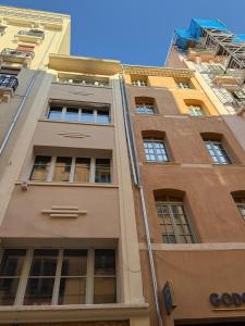 Un edificio alto con ventanas a los lados. en T1 luxury Port Toulon Clim, Wi-Fi, en Toulon