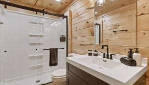 Ένα μπάνιο στο Trails End Cabin- Sauna, Arcade, Hot Tub, Firepit +40 φωτογραφίες