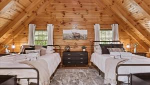 Ένα ή περισσότερα κρεβάτια σε δωμάτιο στο Trails End Cabin- Sauna, Arcade, Hot Tub, Firepit