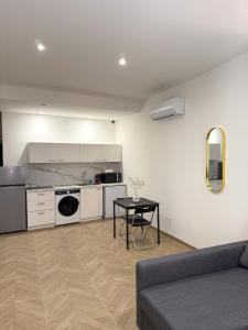 Una sala de estar con una mesa y una cocina. en T1 luxury Port Toulon Clim, Wi-Fi, en Toulon