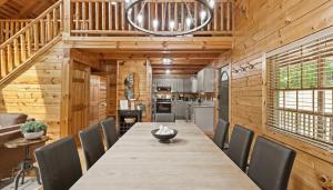 Η κουζίνα ή μικρή κουζίνα στο Trails End Cabin- Sauna, Arcade, Hot Tub, Firepit