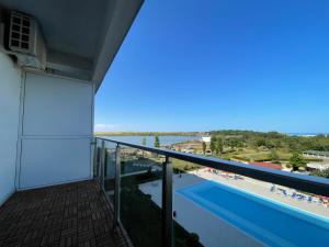 desde el balcón de un hotel con piscina en ROCA Seaview Apartments, en 23 August