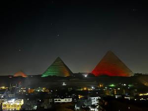 开罗Elite Pyramids View Inn的吉萨金字塔的夜景
