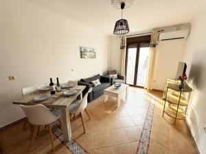 una sala de estar con una mesa y un sofá en Ronda Suites A&N Marte, en Ronda