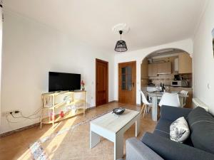 una sala de estar con un sofá y una mesa en Ronda Suites A&N Marte, en Ronda