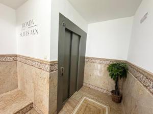 un pasillo con una puerta y una maceta en Ronda Suites A&N Marte, en Ronda 7 fotos más