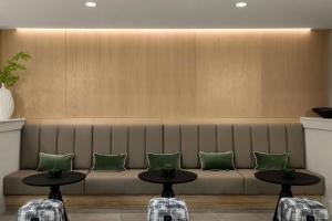 Posezení v ubytování AC Hotel by Marriott Portland Lake Oswego