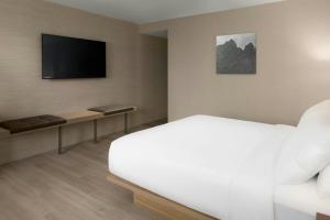 TV a/nebo společenská místnost v ubytování AC Hotel by Marriott Portland Lake Oswego