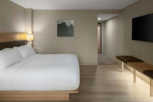 Postel nebo postele na pokoji v ubytování AC Hotel by Marriott Portland Lake Oswego