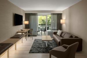 Posezení v ubytování AC Hotel by Marriott Portland Lake Oswego
