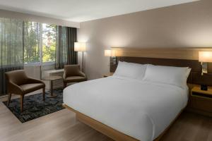 Postel nebo postele na pokoji v ubytování AC Hotel by Marriott Portland Lake Oswego