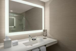 Koupelna v ubytování AC Hotel by Marriott Portland Lake Oswego
