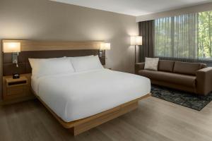 Postel nebo postele na pokoji v ubytování AC Hotel by Marriott Portland Lake Oswego