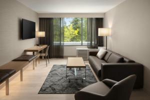 Posezení v ubytování AC Hotel by Marriott Portland Lake Oswego