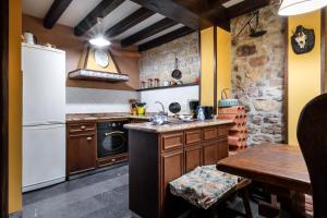 A kitchen or kitchenette at Casa de Aldea El Torrexon