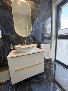 a bathroom with a sink and a mirror at Horizon Park 33 Boszkowo in Boszkowo