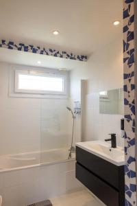 a bathroom with a tub and a sink and a shower at Maison près de Disneyland in Saint-Germain-sur-Morin +5 photos