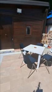 Un patio sau altă zonă în aer liber la Villino Jole - Dépendance in Villa +20 fotografii