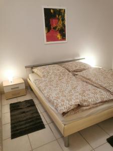 a bed in a bedroom with a picture on the wall at Neue Heimat Ferienwohnung Monteurwohnung in Bad Soden-Salmünster