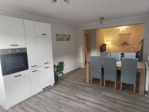 a kitchen and dining room with a table and chairs at Neue Heimat Ferienwohnung Monteurwohnung in Bad Soden-Salmünster