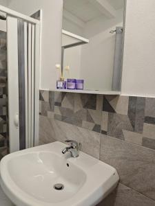 Ένα μπάνιο στο Case Victoria - Mamalu