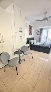 Postel nebo postele na pokoji v ubytování PMP Adamia Apartments