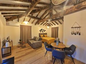 a living room with a bed and a table at O Sítio das Oliveiras in Amarante